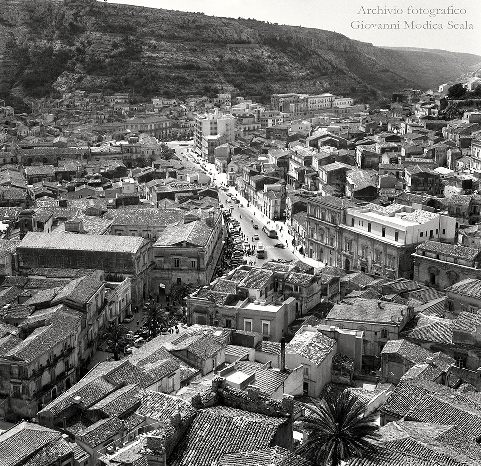 Scopri Modica - en Modica, veduta dal Castello, 1962 Archivio Storico Giovanni Modica Scala