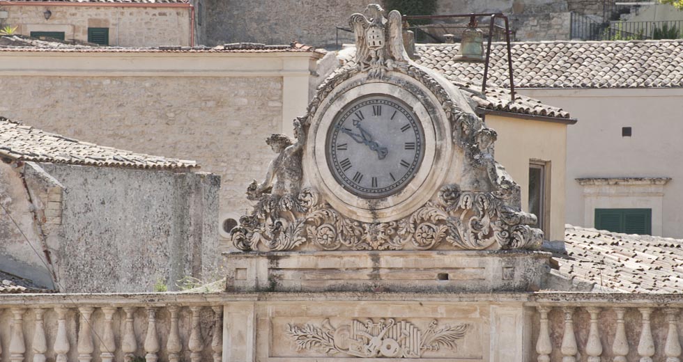 Scopri Modica - en Dettaglio orologio e fregio, Teatro Garibaldi Maddalena Migliore